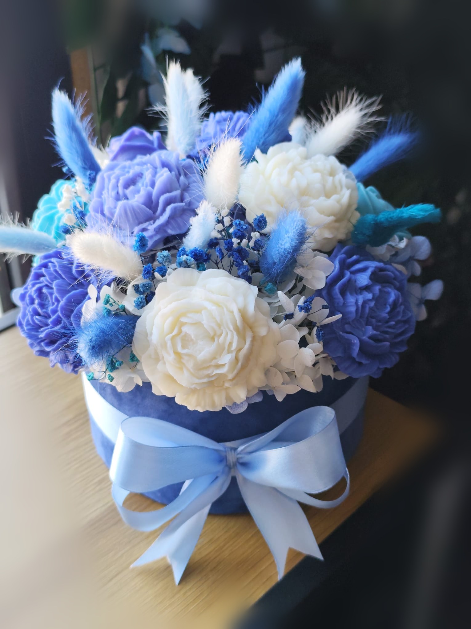 Aranjament floral albastru într-o cutie catifelată