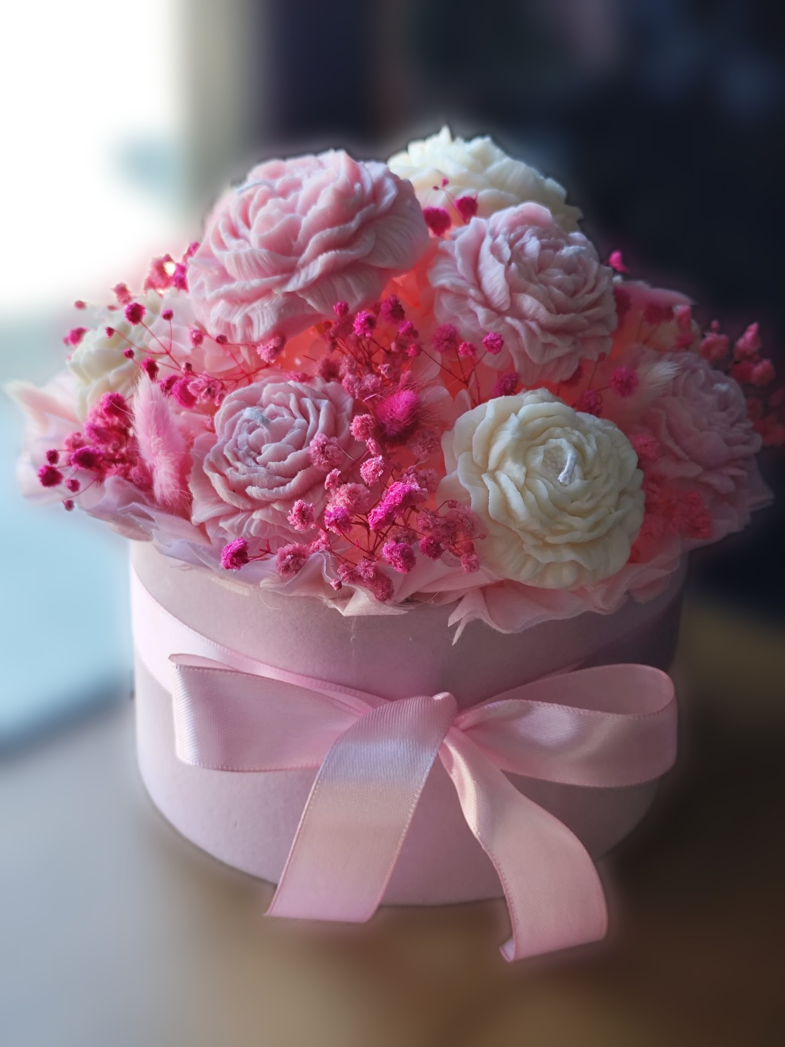 Buchet roz într-o cutie cu fundă